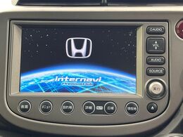 【メーカー純正ナビ】インテリアに溶け込むスタイリッシュな「専用設計」メーカーナビを装備♪視認性や操作性など基本性能にも優れ、より上質なカーライフをお楽しみいただけます。