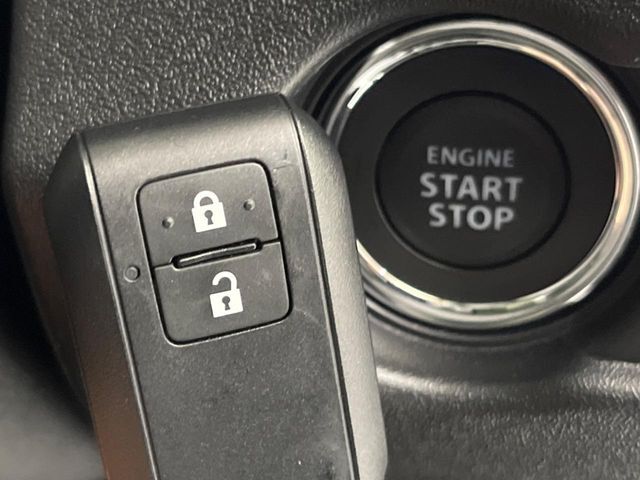 【キーレススタートシステム】カバンやポケットに入れたままでもドアの施錠・解錠が可能なスマートキーを装備。エンジンのオン・オフ時もカギを取り出す必要が無いからとっても便利です♪