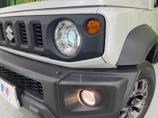 【LEDヘッドライト】悪天候や夜間走行時も良好な視界を確保し安心して運転できる高輝度LEDヘッドライトを装備！点灯速度が早く、消費電力も抑えられています。