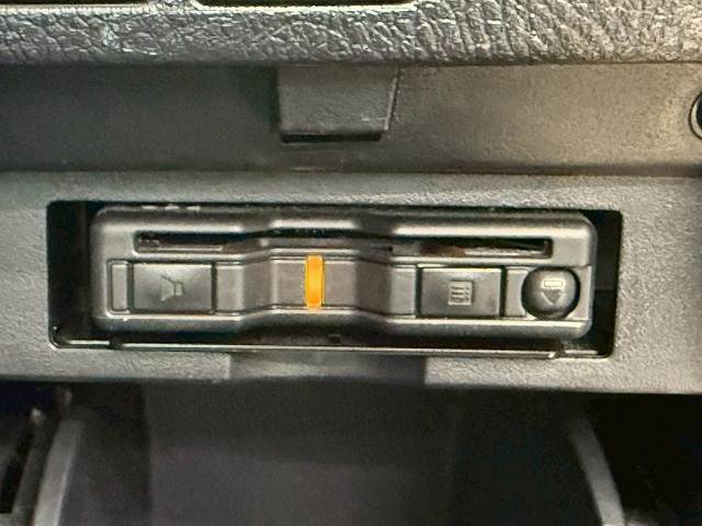 【ビルトインETC】で高速道路もスムーズに乗り降り可能で、ご納車直後からの遠距離ドライブも可能です。