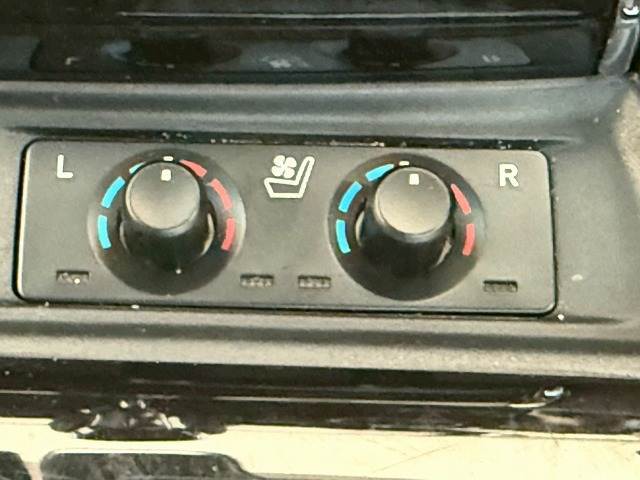 【シートヒーター＆シートクーラー】高級車にふさわしい快適装備で、夏場は座面から涼しい風が、冬場は身体の芯からポカポカになりますね。