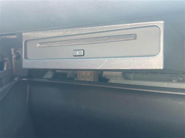 【ETC】有料道路を利用する際に料金所で停止することなく通過できる、ETC車載器（ノンストップ自動料金収受システム機器）が装備されています。セットアップを行うことで利用可能になります。