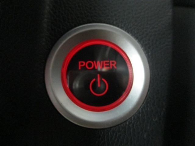 エンジンスタートはブレーキを踏んでスタートボタンを押すだけ。
