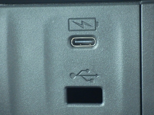 ★USB充電ソケット付ですので、スマートフォン等の充電もアダプター無しで可能です★