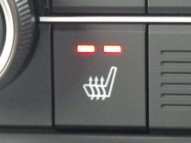 ★シートヒーター★ 冷えが気になる方にも嬉しいシートヒーターを装備しております（*＾-＾*）寒い日もカラダを暖め、快適なドライブをサポートします♪