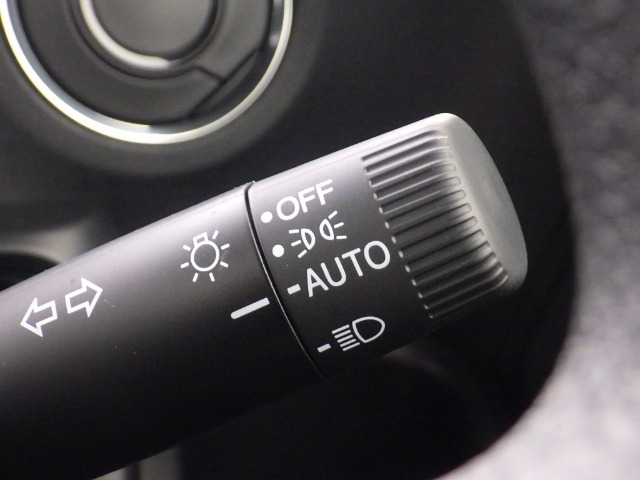 ★オートライトも標準装備ですので、夜間の付け忘れ、降車時の消し忘れ、トンネル通過時の点灯・消灯忘れも防止出来ます。