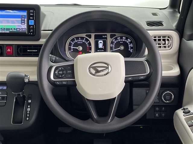 【ハンドル】軽い力で扱いやすいハンドルです。目立つ傷やスレなどなく綺麗な状態です！除菌プランいれていただくとさらに快適に！清潔なお車はお子様にも安心ですね！