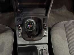 5MT　左ハンドル　E30セダン　2500cc直列6気筒　ディーラー車