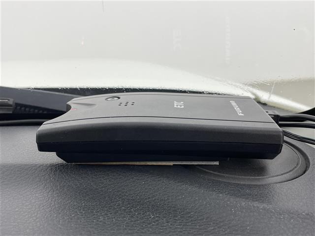 【ETC】有料道路を利用する際に料金所で停止することなく通過できる、ETC車載器（ノンストップ自動料金収受システム機器）が装備されています。セットアップを行うことで利用可能になります。