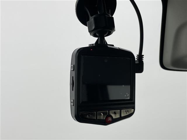 【ドライブレコーダー】映像・音声などの運転中の記録を残します。事故などを起こした起こされた時の証拠になりえますので、もしも時でも安心ですね。