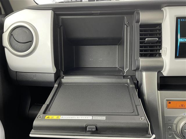 【グローブボックス】車検証ケースや、日頃使う小物類の収納に便利ですね！