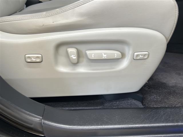 気になる車はすぐにお問い合わせください！画面右側の0066から始まる無料ダイヤルからお問い合わせ下さい！専門スタッフがお車のご質問にお答えいたします！