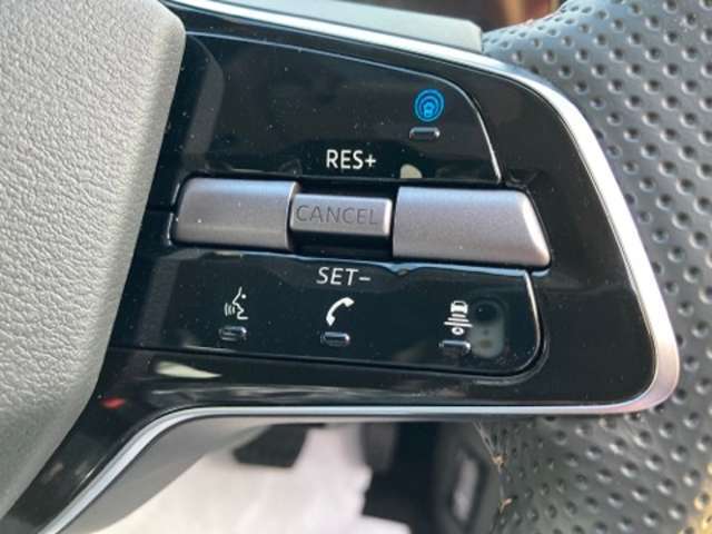 プロパイロットスイッチ。高速道路での、単調な”渋滞走行”と長時間の”巡航走行”。この2つのシーンで、ドライバーに代わってアクセル、ブレーキ、ステアリングを自動で制御。