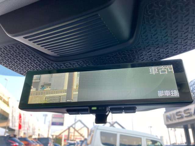インテリジェント ルームミラーは、車両後方のカメラ映像をミラー面に映し出すので、車内の状況や、天候などに影響されずいつでもクリアな後方視界が得られます。