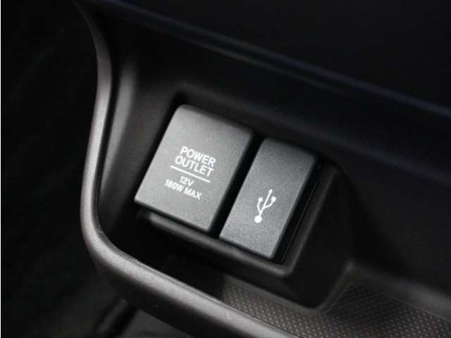 スマートフォンの充電等にも便利な電源ソケット！使いやすい場所に装備されています。