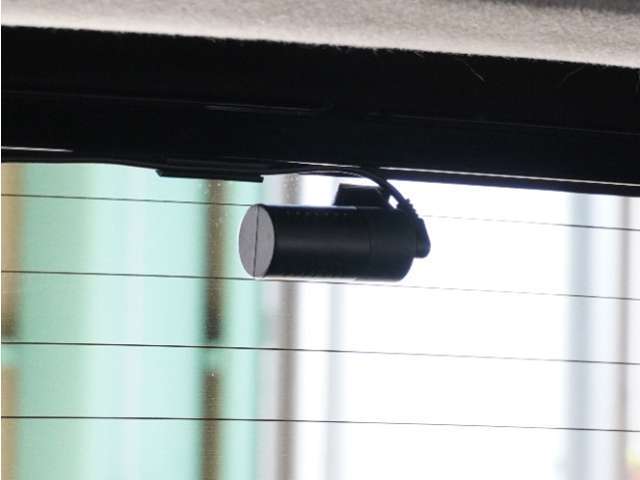 この車にはリアにもドライブレコーダーを装備しております◆映像・音声などを記録する自動車用の装置です。　もしもの事故の際の記録はもちろん、旅行の際の思い出としてドライブの映像を楽しむことができます。