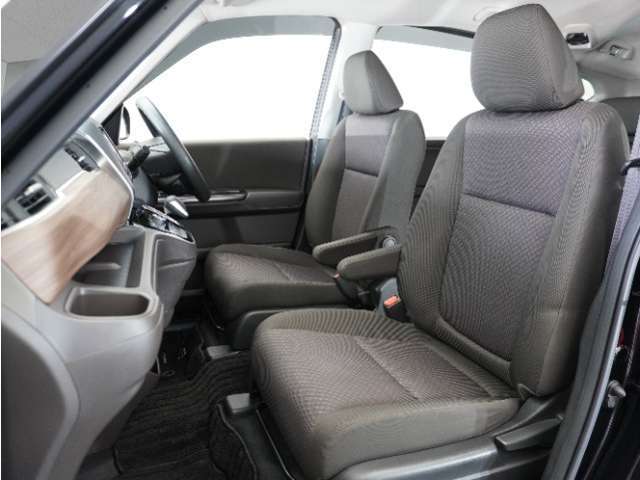 運転席と助手席は足元が繋がっているので自由に行き来しやすいので駐車場が狭いときでも助手席側からスムーズに乗り降りできて便利！