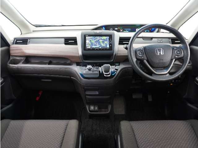 視界広々で運転しやすくロングドライブでも疲れを感じさせないすっきりとまとまったインパネ周りです。