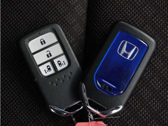 ◆スマートキー◆カギをバッグやポケットに入れたままでもドアロックの開閉ができる『スマートキー』付き！雨天や暗くなってもカギを取り出す必要がなくドアの開錠＆エンジンも始動できます