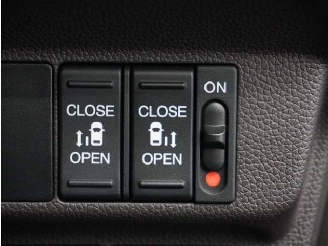 ◆両側電動スライドドア◆狭い駐車場でも乗り降りが楽々♪お子様が隣の車にドアを当ててしまう心配もございません！小さなお子様連れの方もこれで安心。