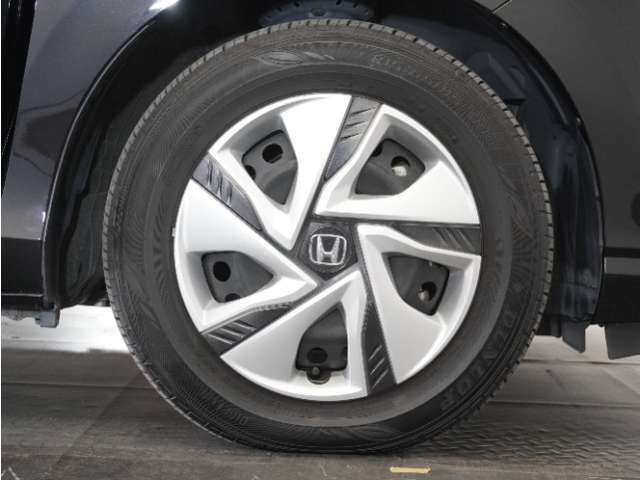 ホイールキャップを装着したスチールホイールです♪ホイールが鉄製なので耐久性があり、お手入れも簡単です。