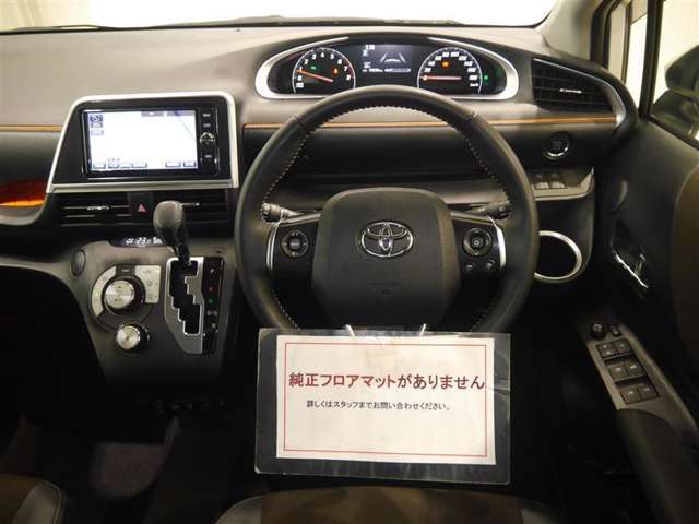 視界が広く使い勝手の良いインパネ周り！　（※フロアマットありません）