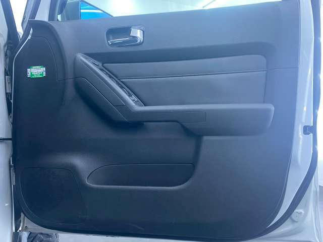 【展示場】車両展示スペースで、いつでも明るいライトの下で天候にされることなくはっきりと車の状態を確認すること出来ます。専用駐車場有り。電車でお越しの際はご連蔵頂ければお迎えに上がります【送迎】