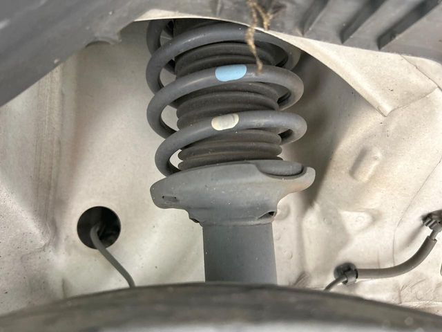 お車を安心してお乗りいただく為には、足回りの定期点検が欠かせません。サービスサポート（有償保証）では無料点検もご提供しており、安心のカーライフをお過ごしいただけるサポート体制が整っています。