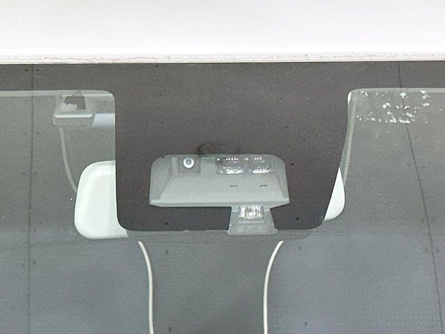 【デュアルセンサーブレーキサポート】走行中に前方の車両等を認識し、衝突しそうな時は警報とブレーキで衝突回避と被害軽減をアシスト。より安全にドライブをお楽しみいただけます。