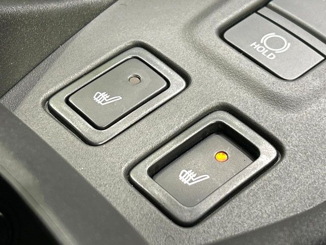 【シートヒーター】寒い日に重宝するシートヒーター！エアコンより早く温まってくれるので寒がりの人も安心ですね♪エアコンの温風は乾燥するから苦手、という方にもをおすすめです。