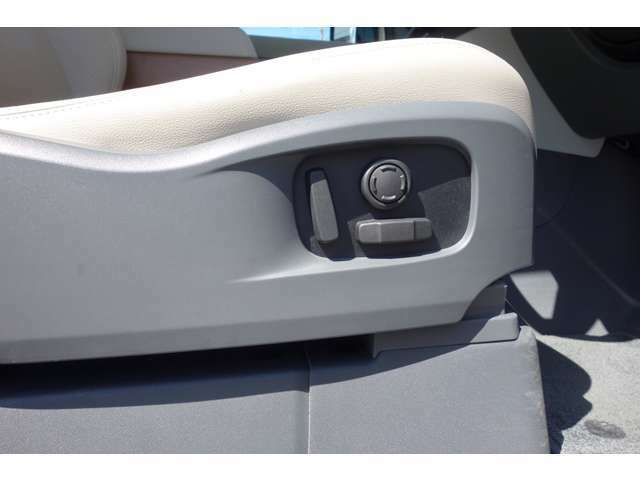 細やかなシートポジションが調整可能な電動シートを採用しております！