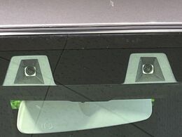 【スズキ　セーフティサポート】走行中に前方の車両等を認識し、衝突しそうな時は警報とブレーキで衝突回避と被害軽減をアシスト。より安全にドライブをお楽しみいただけます。