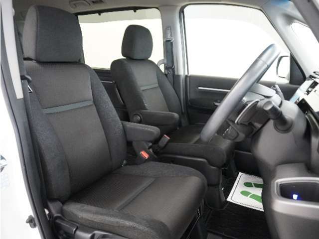 運転席のスペースはゆったりしていて、視界も広く確保されているので普段の運転からロングドライブまで快適です。