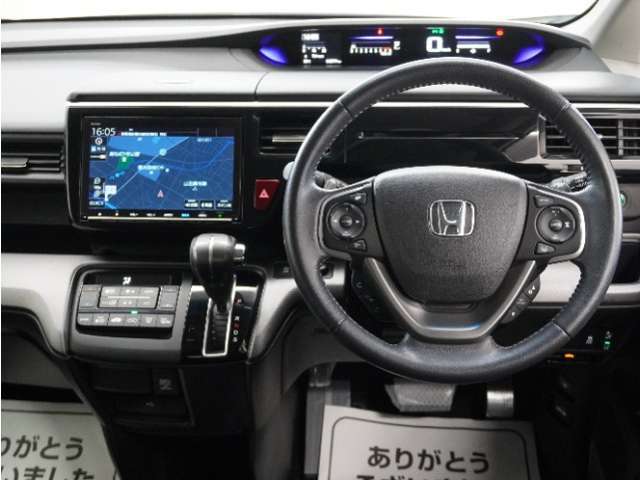 とても握りやすいステアリング！運転手の気持ちがそのまま伝わるかのような反応をしてくれます！小物入れや各ボタンの配置にこだわり、とても使いやすいです ！視認性も良好なのでロングドライブもお任せ下さい！