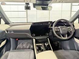 【インパネ】上質で落ち着いた印象のインパネ。直感的に操作できるスイッチレイアウトです。