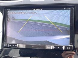 【バックカメラ】駐車時に後方がリアルタイム映像で確認できます。大型商業施設や立体駐車場での駐車時や、夜間のバック時に大活躍！運転スキルに関わらず、今や必須となった装備のひとつです！