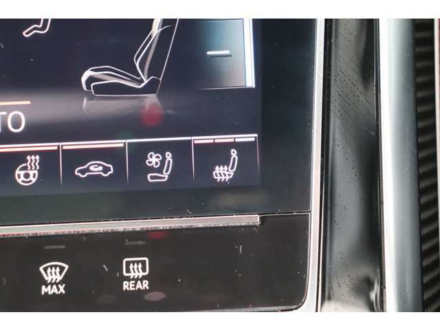運転席、助手席共にシートヒーターを装備。3段階での温度調整が可能です。