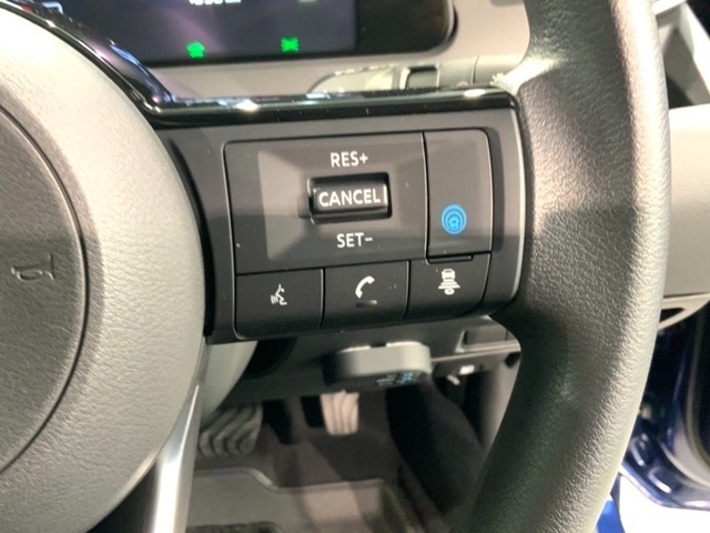 クルーズコントロールを装備しています。高速道路などで一定の速度で走ってくれるので運転が楽ですよ！速度を設定できますので、スピードの出しすぎにも注意できます。