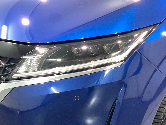 LEDヘッドライトは、点灯の瞬間から最大光量を発揮し、突然暗くなるトンネルなどでの安定感を高めます。