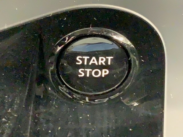 ワンプッシュでエンジンのスタート、ストップが出来て便利です。