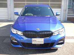 BMWレーザー・ライト：ハイビーム・モードを設定し約70km/h以上で走行すると、レーザー・ライトが自動的に点灯し、従来のLEDヘッドライトのロービームの約2倍に相当する最長600mまでの距離を照射