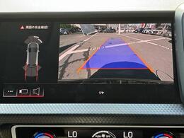 ●リアビューカメラ『入車経路を算出し、ガイドラインと補助線をディスプレイに表示します。同時にバンパーに内蔵のセンサーが障害物を感知し音で注意を促します。後方の死角も安心していただけます。』