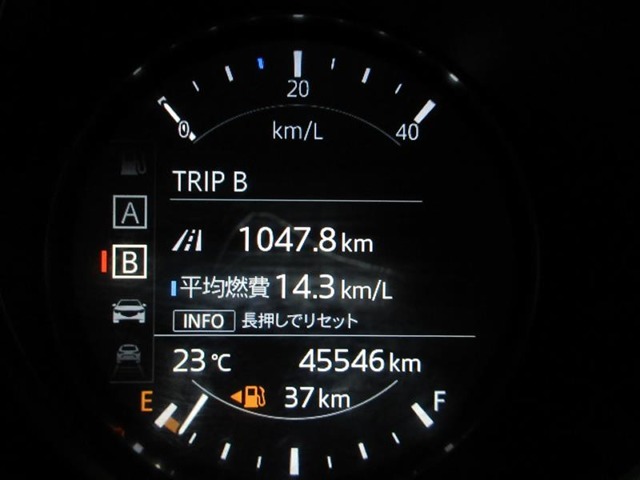 ディスプレイには運転に必要な様々な情報を表示します。