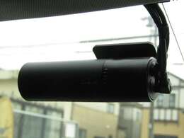 【ドライブレコーダー付】ドライブレコーダーは、映像・音声などを記録する自動車用の車載装置のことです。 もしもの事故の際の記録も撮れます。