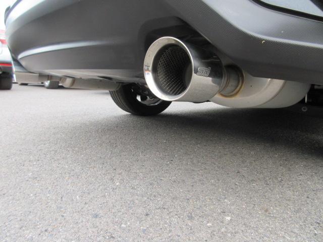 STIパフォーマンスマフラー アクセル操作に対するエンジンレスポンスが鋭敏になることで、ドライバーと車両の一体感を提供します。