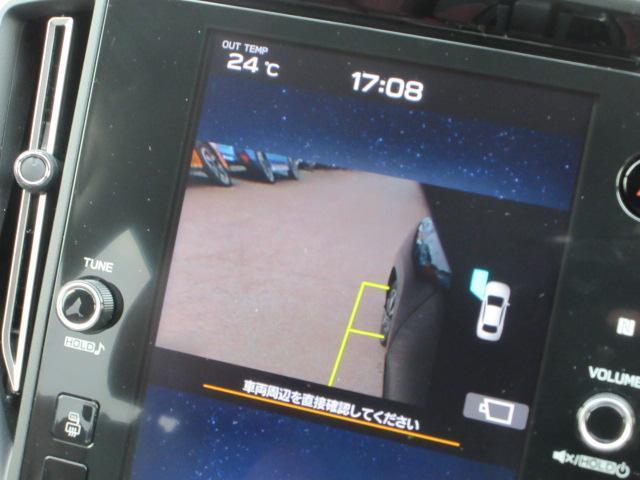 ディスプレイに、サイドカメラを通して、死角になる左フェンダー下付近が映し出されますので安心です。細い道路を走行するときに、大活躍。脱輪や大事な愛車に傷をつけることなく走行が可能。