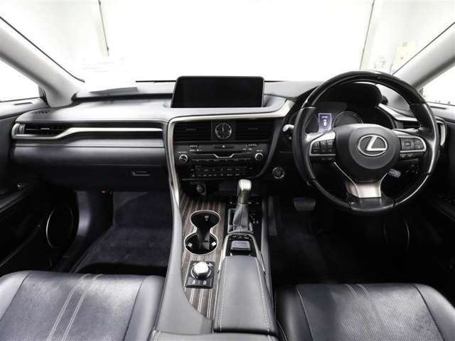 上質で落ち着いた印象のインパネ。視界も広々で運転しやすいです。