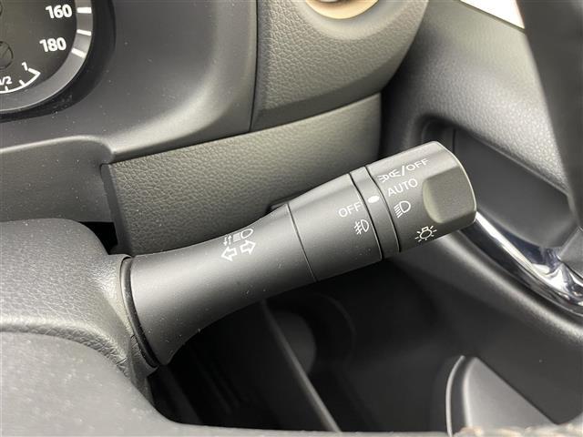 【オートライト（AUTO）】外の明るさをシステムが感知して、自動でヘッドライトが点灯します！ヘッドライトをつけ忘れを防ぐ便利機能です。