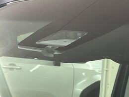 【三菱e-Assist】走行中に前方の車両等を認識し、衝突しそうな時は警報とブレーキで衝突回避と被害軽減をアシスト。より安全にドライブをお楽しみいただけます。