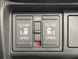 【両側パワースライドドア】スマートキーや運転席のスイッチで後席両側スライドドアの開閉が可能♪電動だから力を入れてドアを開ける必要が無く、小さなお子様でも簡単に開け閉めでき快適です♪